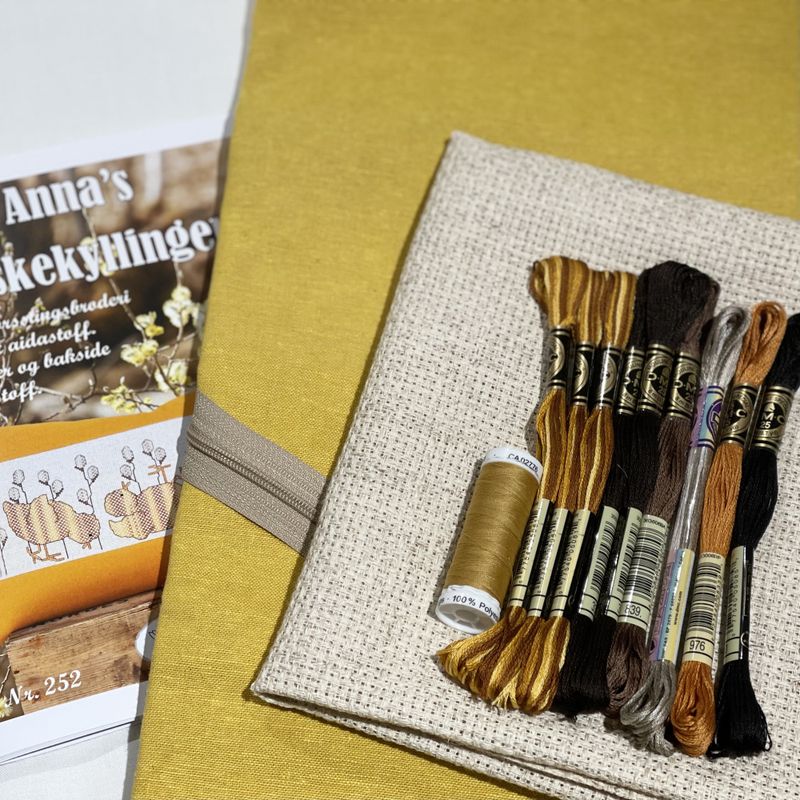 * Anna`s påskekyllinger  gul pute - matrpk