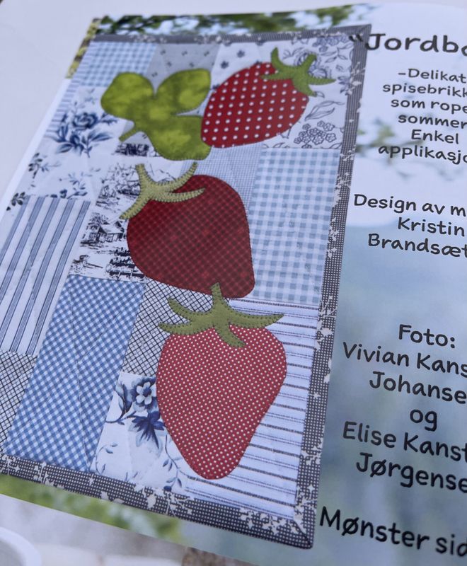 Jordbær - stoffpakke nok til 4 spisebrikker i blått