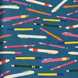 Blått stoff med penner i alle mulige farger